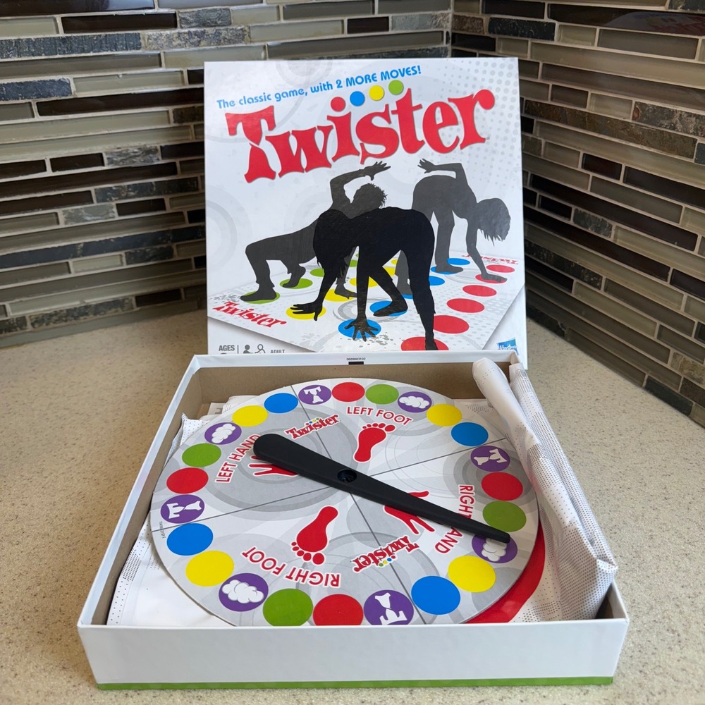 Hasbro Twister Classic Party Game 2012 Edition 2 More Moves Ages 6+ Complete - Picture 9 of 10